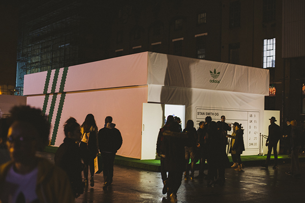 Tienda Adidas con forma de caja de zapatillas