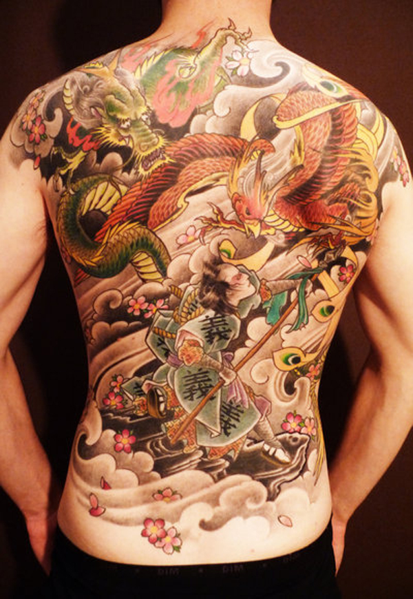 Tatuaje dragon con color en espalda