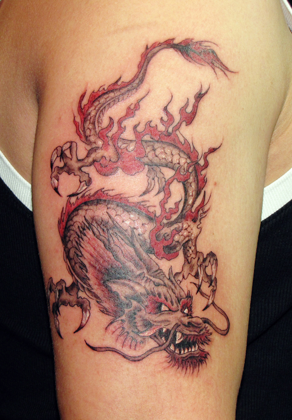 tatuaje dragon rojo en brazo