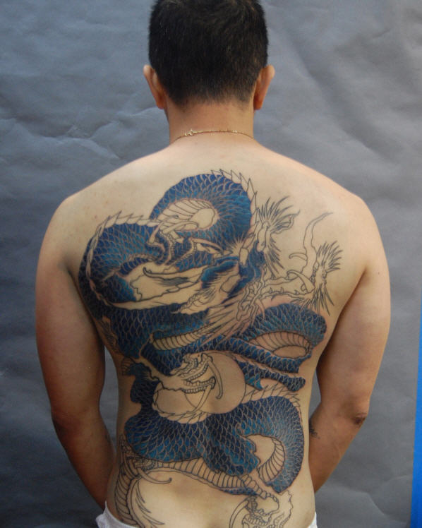 tatuaje de dragon azul en espalda