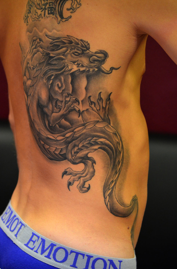 tatuaje dragon espalda costado