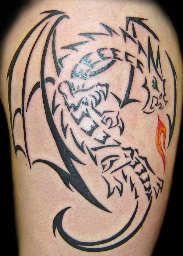 tatuaje silueta de dragon en brazo