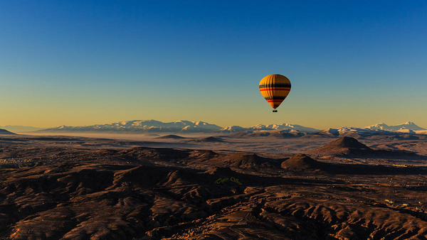 globo aerostatico sobre montañas re-up-by-Tiger-Seo