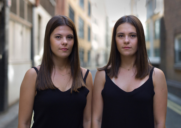 proyecto fotográfico que explora las similitudes y diferencias entre gemelos