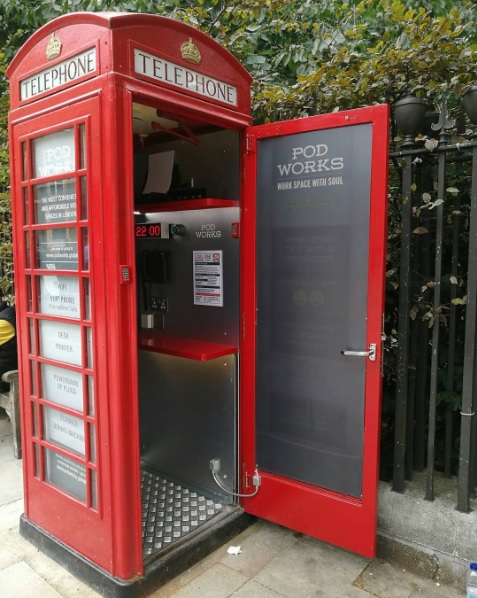 Cabina telefónica de londres transformada en una oficina express