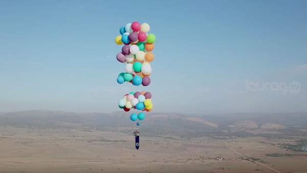 Hombre vuela con ayuda de 100 globos de helio