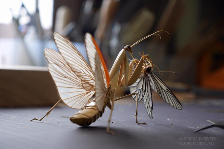 esculturas de insectos en bambú