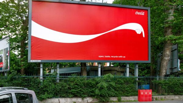 Carteles Coca-Cola que señalan donde reciclar